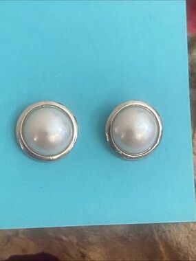 5/$10❤️❤️❤️Classic Pearl Button Stud Earrings - Silver Tone